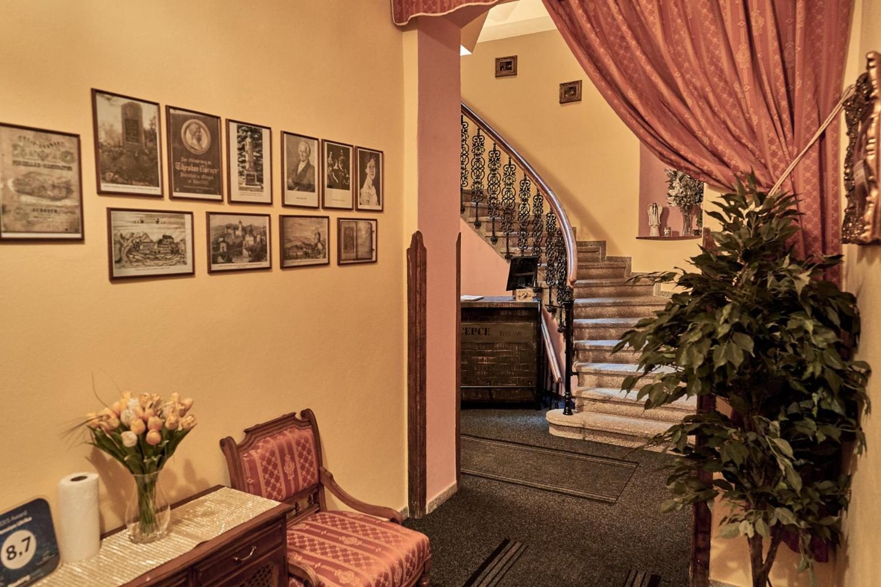Pension Ulrika - Ubytovani Pod Hradem Loket Exterior foto